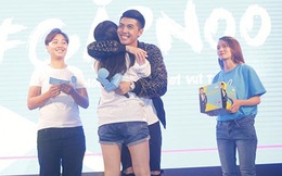Ca sĩ Noo Phước Thịnh ôm chặt fan nữ