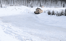 Cú "Drift" siêu đẳng của xe tăng M1 Abrams trên nền băng tuyết
