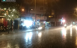 Cơn mưa "vàng" bất chợt đổ xuống Sài Gòn