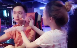 Chàng trai chơi game được bạn gái đút đồ ăn bên cạnh "gây bão" mạng