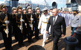 ẢNH+VIDEO: Tổng thống Putin thăm chiến hạm Rạng Đông huyền thoại