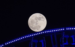 Lác mắt trước chùm ảnh "siêu trăng thế kỷ" trên bầu trời thế giới