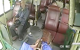 Người tố cáo tài xế xe buýt nghe điện thoại bị đuổi việc