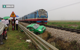 Nghệ An: Tàu hỏa đâm văng taxi 50 mét, 3 người thoát chết trong gang tấc