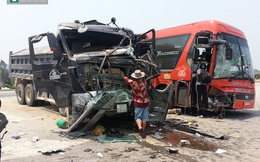 Nghệ An: Xe tải và xe giường nằm chở 25 khách đâm nhau kinh hoàng ở quốc lộ