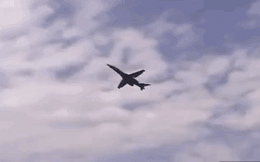 [VIDEO] Oanh tạc cơ B-1B biểu diễn động tác "Barrel Roll" siêu hạng