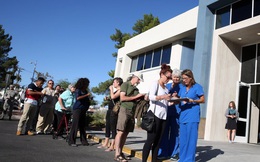 Tình người trong vụ xả súng đẫm máu: Dân Mỹ đoàn kết, xếp hàng dài hiến máu ở Las Vegas