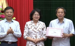 Phó Chủ tịch Nước thăm và trao quà cho người dân Quảng Bình