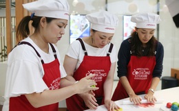 Phụ nữ Nhật Bản thích thú làm bánh Trung thu tại Việt Nam