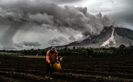 24h qua ảnh: Nông dân canh tác trên cánh đồng gần núi lửa ở Indonesia