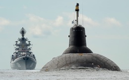 Tàu ngầm và chiến hạm lớn nhất thế giới của Nga duyệt đội hình trên biển