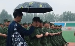 Chỉ với 15 giây, soái ca khiến các cô gái ‘đổ gục’ vì cầm ô che mưa cho bạn gái tập quân sự!
