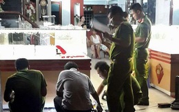 Thanh niên ở miền Tây cầm dao mổ heo cướp tiệm vàng