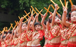 24h qua ảnh: Các bé gái trình diễn múa trống ở Trung Quốc
