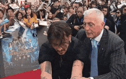 Tài tử Johnny Depp bị quản lý "kéo văng" trên thảm đỏ vì ký tên cho fan