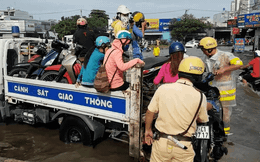Đường phố Sài Gòn mưa ngập và hành động của CSGT khiến mọi người cảm động