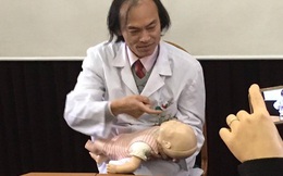 PGS.TS Nguyễn Tiến Dũng hướng dẫn kỹ năng sơ cứu khi trẻ bị hóc dị vật
