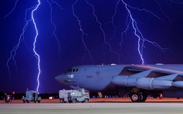 24h qua ảnh: Sét đánh sáng lóa trên máy bay ném bom Mỹ