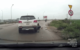 Đứng ăn bên đường, nam thanh niên vẫn bị ô tô đâm trúng