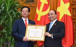 Nguyên Thủ tướng Nguyễn Tấn Dũng nhận Huy hiệu 50 năm tuổi Đảng