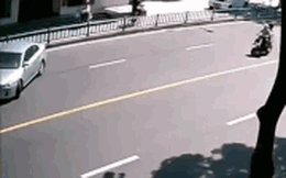 Ngã lộn nhào giữa đường, chiếc xe máy tự rồ ga bỏ chạy vì "giận dỗi" khổ chủ