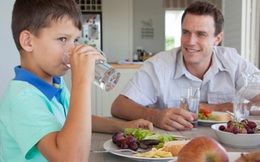 Uống nước trong bữa ăn có lợi hay có hại: Đây là câu trả lời nhiều người muốn biết