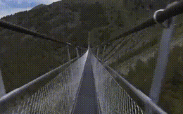 Rợn người khi đi trên cây cầu treo dài nửa cây số và cao gần trăm mét