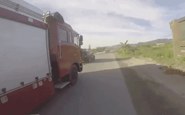 Xe cứu hỏa hú còi hàng cây số và hành động gây bức xúc của tài xế ô tô con