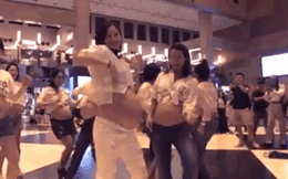 Clip: Phụ nữ mang bầu đồng loạt lắc bụng trong màn nhảy độc đáo ở Trung Quốc