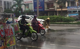 Nhiều người dân cảm kích dừng xe sau hành động đẹp của CSGT Đà Nẵng giữa cơn mưa