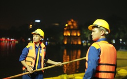 200 công nhân nạo vét, làm sạch Hồ Gươm xuyên đêm