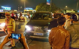 Hà Nội: Bị yêu cầu đi hướng khác, tài xế Thanh tra Bộ lái xe Fortuner uy hiếp cảnh sát