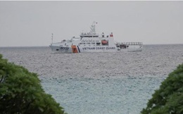 Tàu Cảnh sát biển 8002 thăm đảo Sinh Tồn