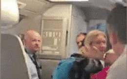 Tiếp viên American Airlines đánh phụ nữ và thách thức hành khách đánh nhau