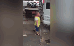 Trung Quốc: Cậu bé 5 tuổi cầm dao uy hiếp nữ tài xế ngay ở chốn đông người