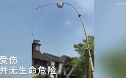 Nam thanh niên ngã nhào xuống đất khi đang biểu diễn xiếc đường phố ở độ cao 7m
