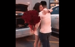 "Mở giúp anh cốp xe, anh đang nghe điện thoại" cùng lời cầu hôn ngọt ngào khiến ai cũng bất ngờ!