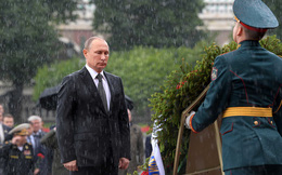 VIDEO: TT Putin đầu trần dưới cơn mưa tầm tã đặt vòng hoa trong Ngày Tưởng nhớ và Đau thương