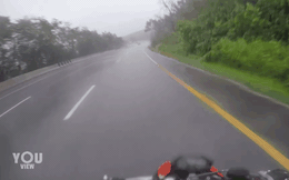 Clip: Cặp đôi đi moto ngã xe giữa đường, hành động của chàng ‘soái ca’ khiến nhiều người ngưỡng mộ