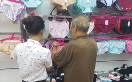 Cụ ông 70 tuổi vào cửa hàng chọn đồ lót cho vợ vì ‘vợ tôi tiếc tiền nên toàn mua đồ rẻ’