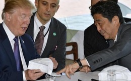 Thủ tướng Shinzo Abe tặng gì cho Tổng thống Donald Trump?
