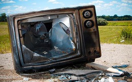 Công nhân sửng sốt phát hiện tiền tỷ giấu trong tivi cũ