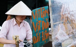 Từ tấm biển 10 năm của chị bán hàng rong Sài Gòn đến trào lưu "Vịt lộn vịt dữa cút lộn" làm mưa làm gió
