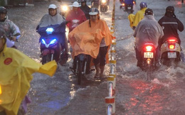 Chùm ảnh: Chiều tối ngày cá tháng Tư, nhiều tuyến đường ở Sài Gòn vẫn còn chìm trong biển nước!