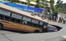Hố tử thần nuốt chửng xe bus