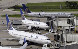 Sự cố đánh khách của United Airlines làm công ty mẹ thiệt hại nặng