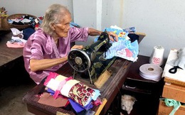 Cụ bà ngoài 90 tuổi vẫn ngồi máy khâu, miệt mài may chăn tặng người nghèo