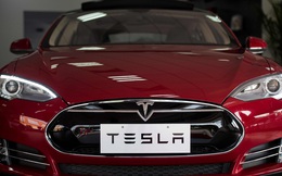 Xem xe Tesla biểu diễn kĩ năng đỗ xe vuông góc điêu luyện, có khi còn giỏi hơn cả tài xế người