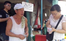 Khách đến mua hàng quên lấy tiền thừa, ông lão bán dưa hấu treo thông báo tìm người suốt nửa tháng trời