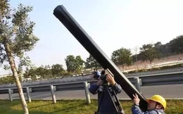 Thợ điện Trung Quốc dùng pháo bắn laser dọn rác đường điện